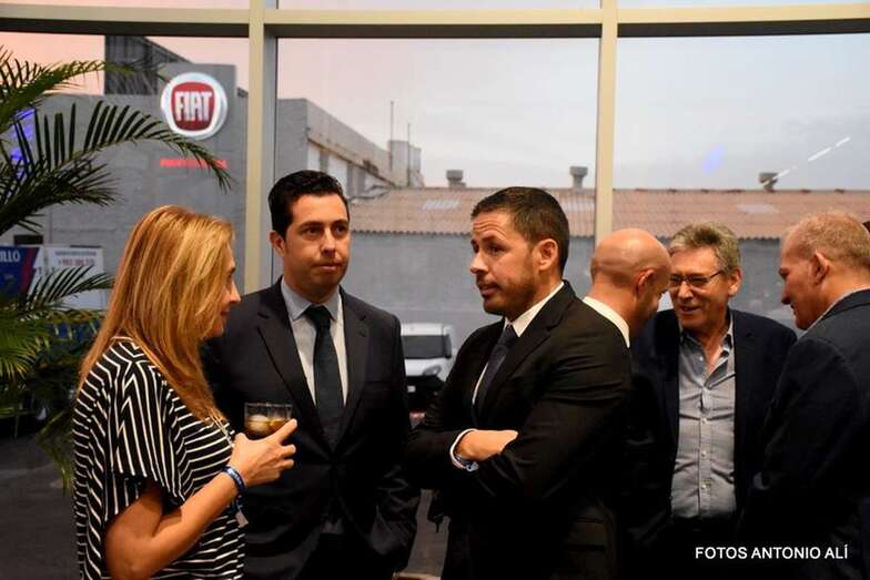 Miembros del PSOE con el alcalde Héctor Suárez (Foto Antonio Alí)